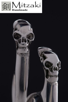 Totenkopf MITZAKI-Witchery (5,5 Zoll), nicht nur für "Haarpiraten", mit  Fingerhaken als Totenkopf, Ergo-Form, für Friseure die das besondere lieben, Rändelschraube zur Feinjustierung,Hohlschliff, robuste Klingen aus PREMIUMSTAHL